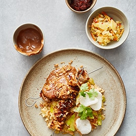 Saté met satésaus gebakken rijst, atjar en kroepoek